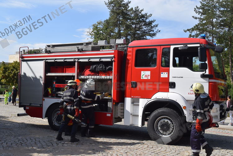 Пожарникарите в Кърджали коленичиха пред паметта на загиналите си колеги