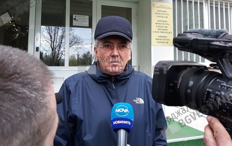 Лютви Местан на излизане от ареста