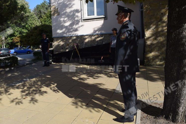 Пожарникарите в Кърджали коленичиха пред паметта на загиналите си колеги