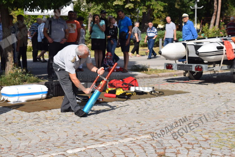 Пожарникарите в Кърджали коленичиха пред паметта на загиналите си колеги