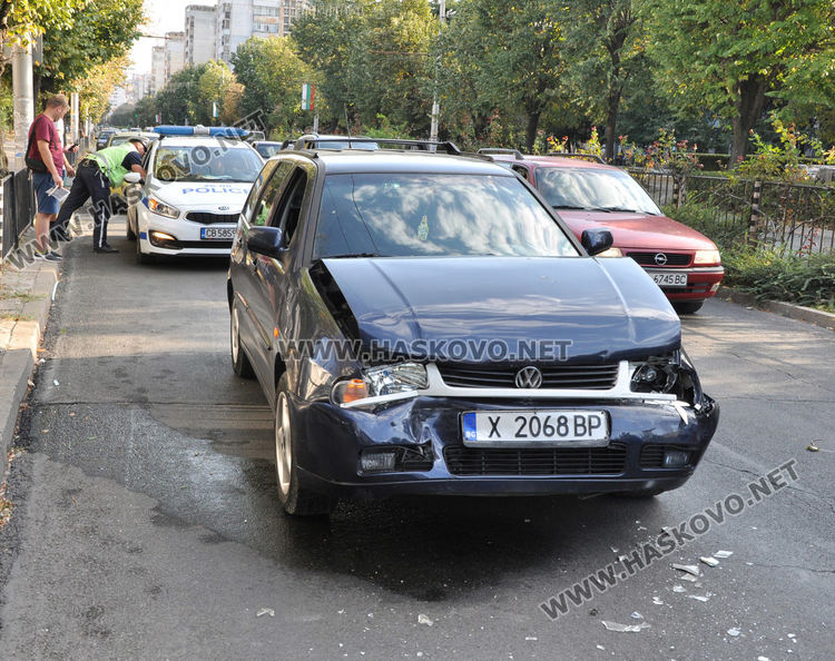 Хасковски Пасат се заби в украински джип, спрял преди кръговото на "Раковски"