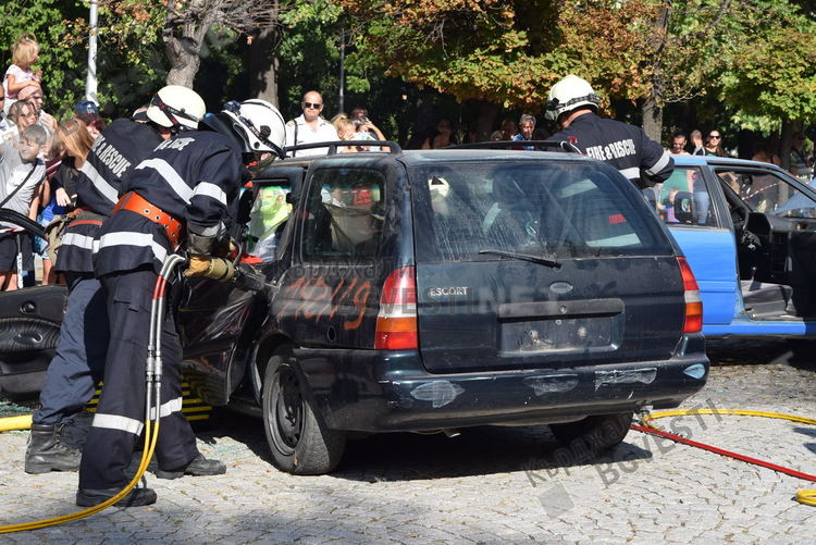 Отличен резултат за Единната спасителна система-20 минути за гасене на автомобили и първа помощ на пострадалите/снимки/