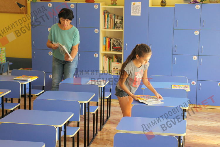 ОУ "Алеко Константинов" готови за почти 100 първолака