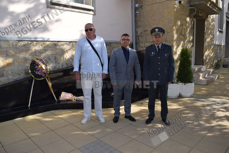 Пожарникарите в Кърджали коленичиха пред паметта на загиналите си колеги