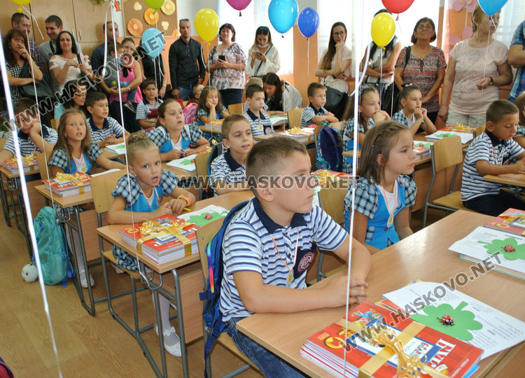 830 първокласници ще получат книжки от община Хасково