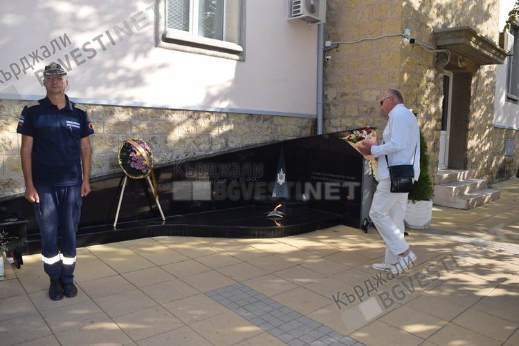 Пожарникарите в Кърджали коленичиха пред паметта на загиналите си колеги