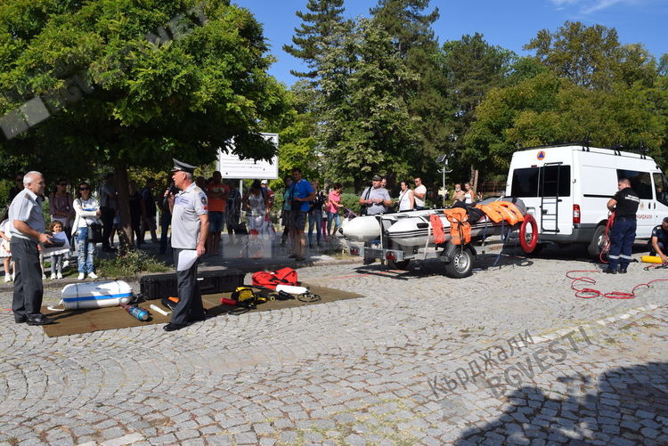 Пожарникарите в Кърджали коленичиха пред паметта на загиналите си колеги