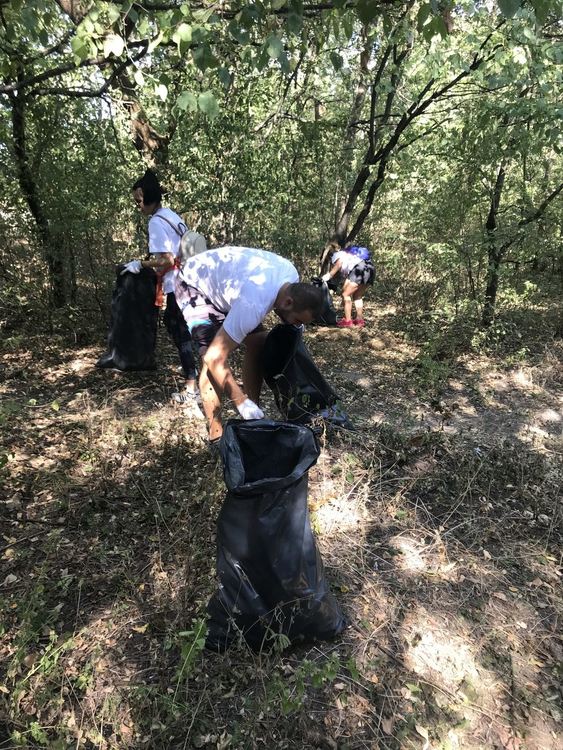 15 доброволци чистиха на Кенана в националната екоакция
