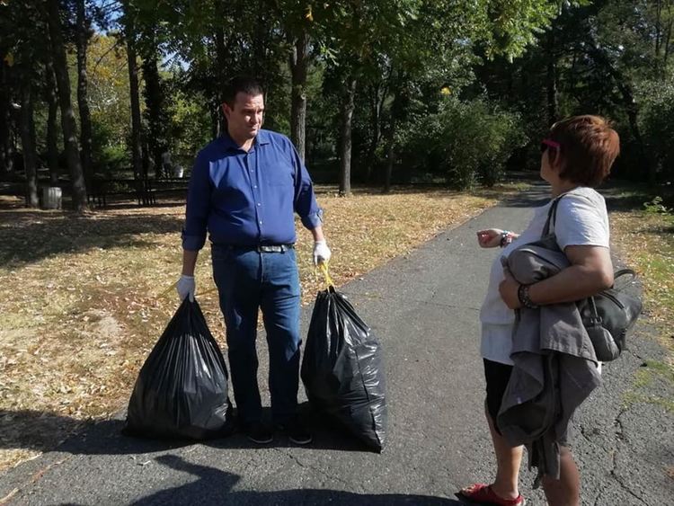 Чанев и съмишленици почистиха парк "Простор"