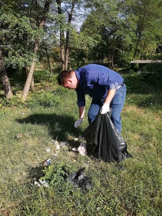 Чанев и съмишленици почистиха парк "Простор"