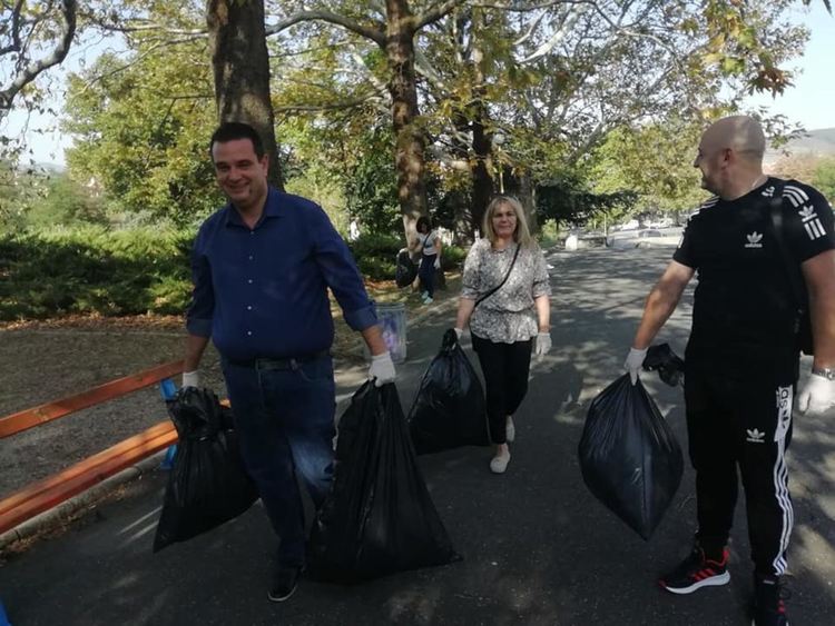 Чанев и съмишленици почистиха парк "Простор"