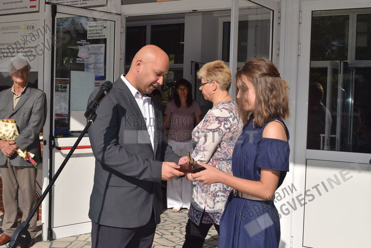 Две елитни училища в Кърджали с общо тържество за първия учебен ден, 1310 ученици прекрачиха школския праг