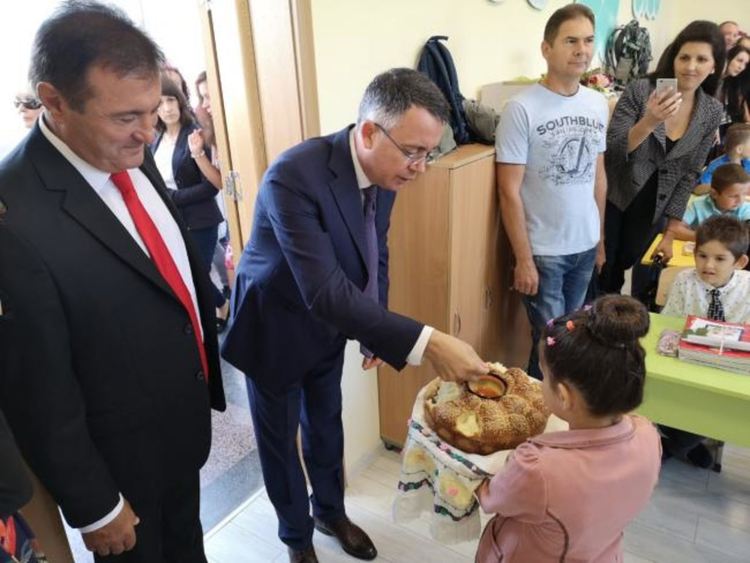 Кметът инж.Хасан Азис гостува на славейковци за първия учебен ден