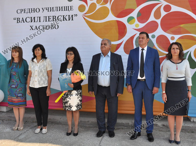 Учениците от "Васил Левски" започнаха учебна година с нови униформи