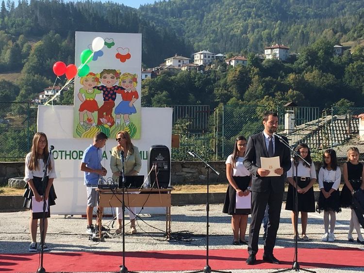 Областният управител откри учебната година в училището, в което дъщеря му е първокласничка