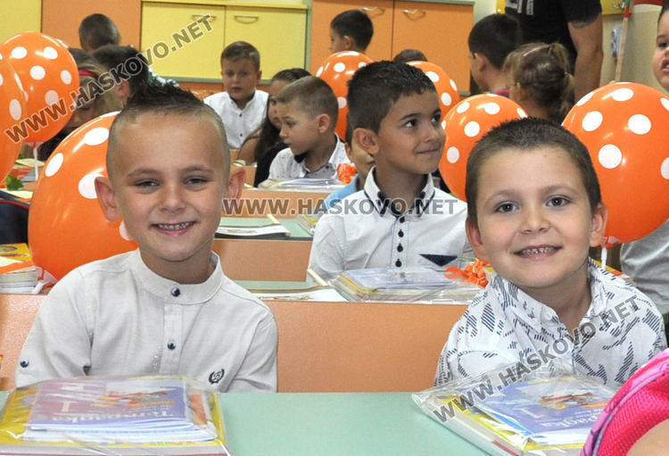 Учениците от "Васил Левски" започнаха учебна година с нови униформи