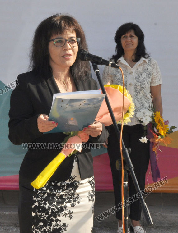 Учениците от "Васил Левски" започнаха учебна година с нови униформи