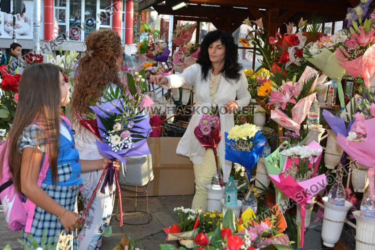 Оживление по пазарите за цветя в първия учебен ден в Хасково