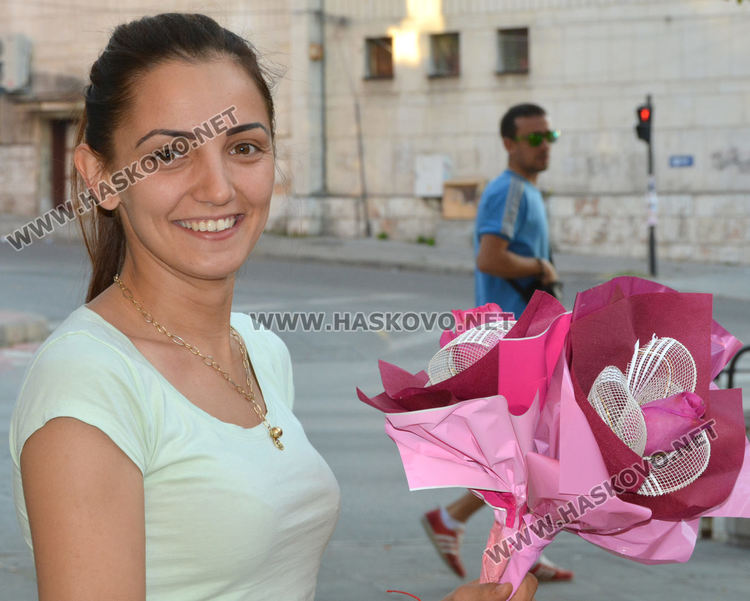 Оживление по пазарите за цветя в първия учебен ден в Хасково