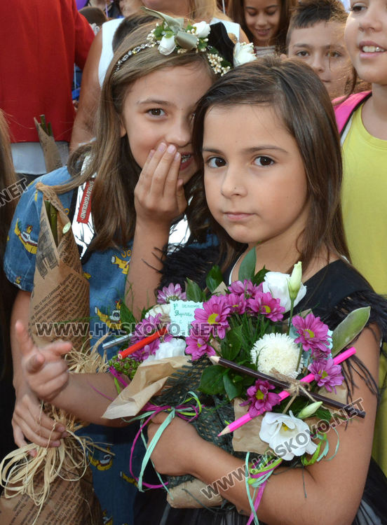 ОУ „Ив.Рилски“ посрещна 154 първолаци на 150-ата си годишнина