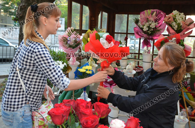 Оживление по пазарите за цветя в първия учебен ден в Хасково