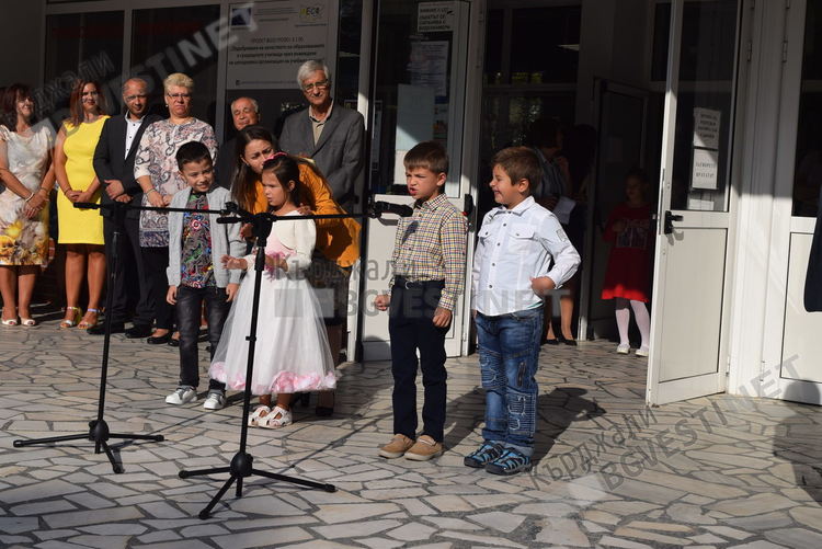 Две елитни училища в Кърджали с общо тържество за първия учебен ден, 1310 ученици прекрачиха школския праг