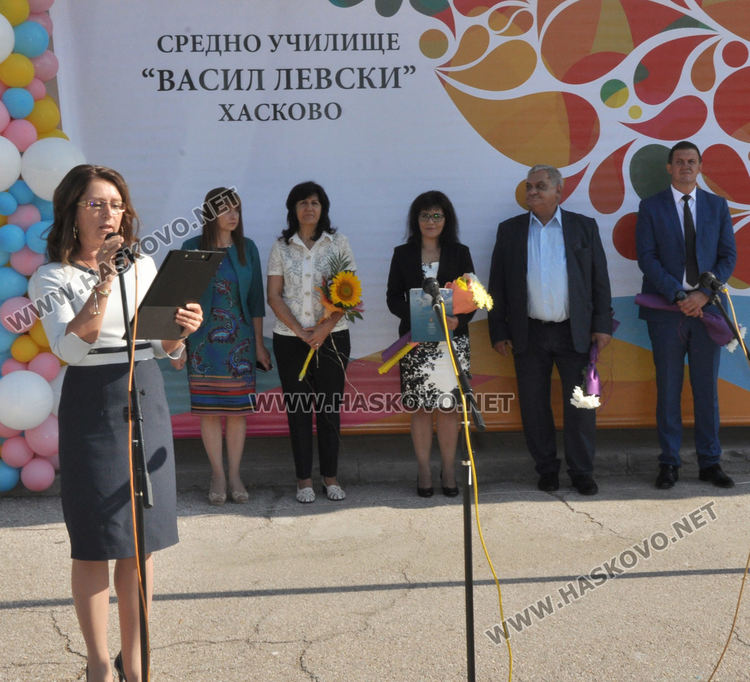 Учениците от "Васил Левски" започнаха учебна година с нови униформи