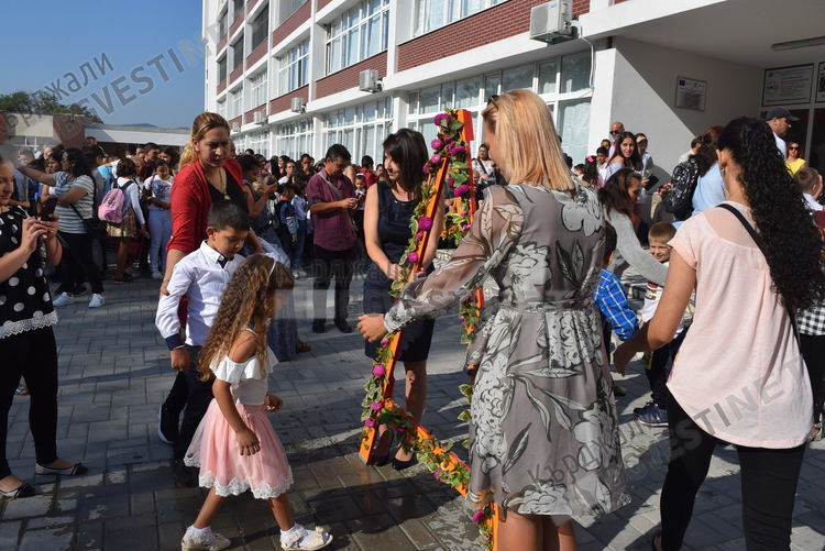 Две елитни училища в Кърджали с общо тържество за първия учебен ден, 1310 ученици прекрачиха школския праг