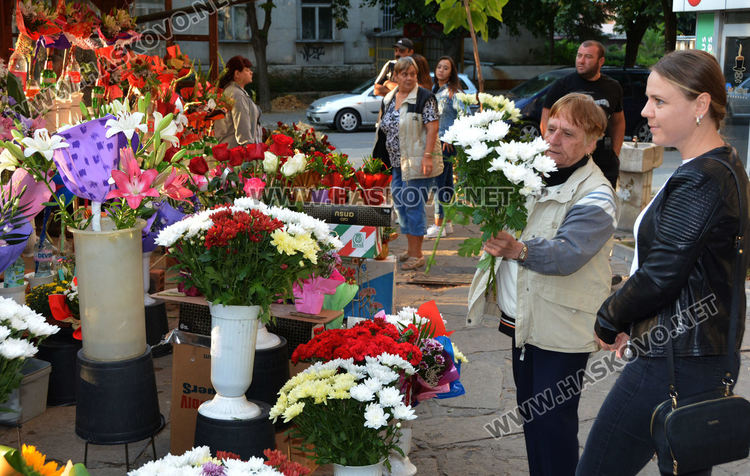 Оживление по пазарите за цветя в първия учебен ден в Хасково