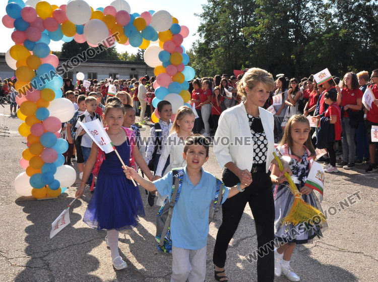 Учениците от "Васил Левски" започнаха учебна година с нови униформи