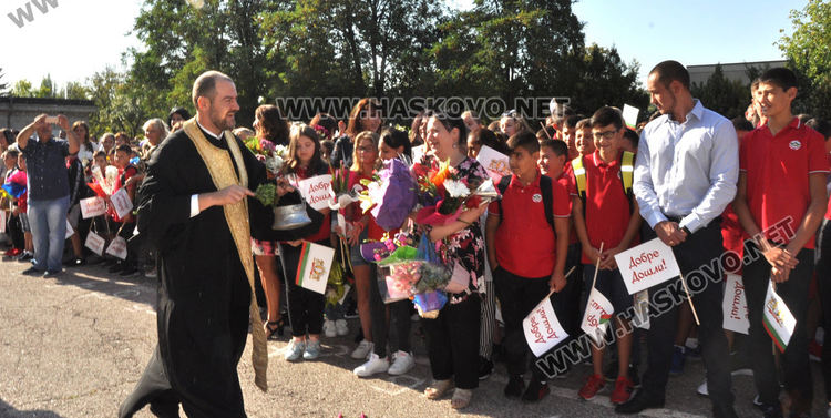 Учениците от "Васил Левски" започнаха учебна година с нови униформи