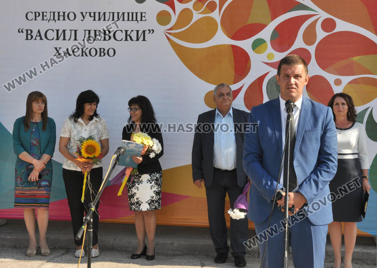 Учениците от "Васил Левски" започнаха учебна година с нови униформи