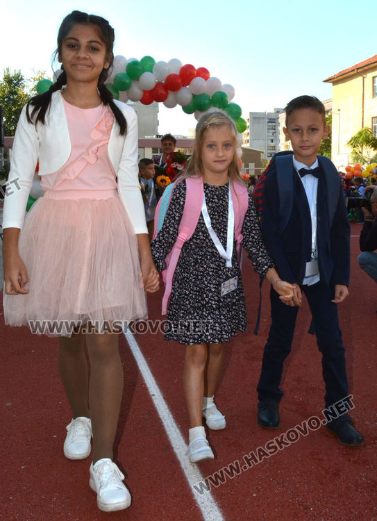 ОУ „Ив.Рилски“ посрещна 154 първолаци на 150-ата си годишнина