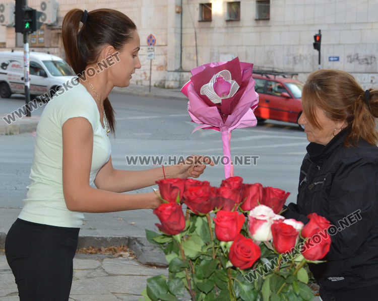 Оживление по пазарите за цветя в първия учебен ден в Хасково