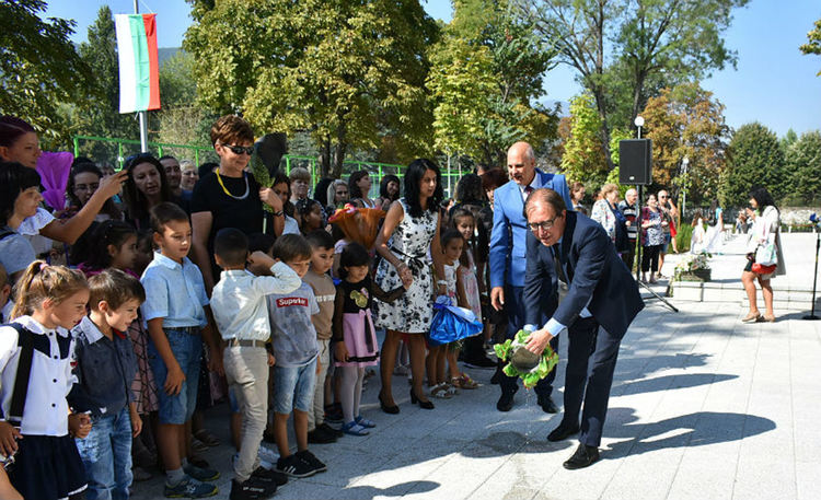 С 528 първокласници започна учебната година в Асеновград