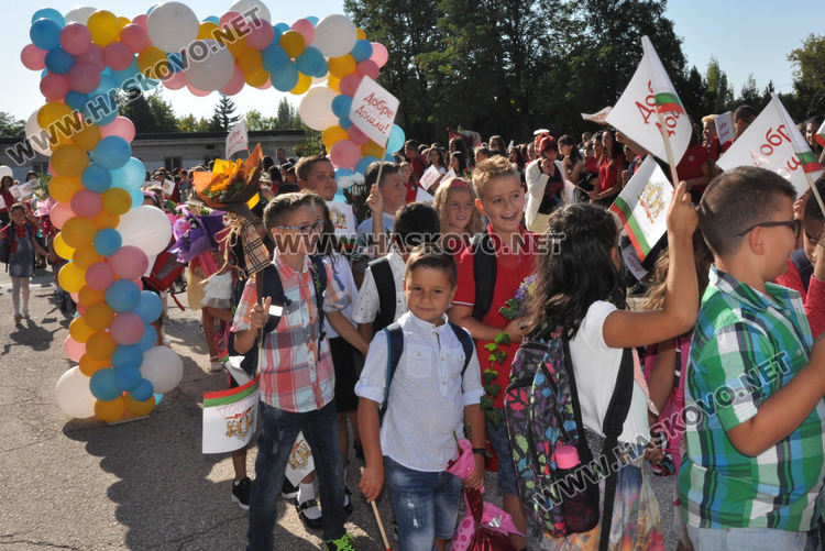 Учениците от "Васил Левски" започнаха учебна година с нови униформи