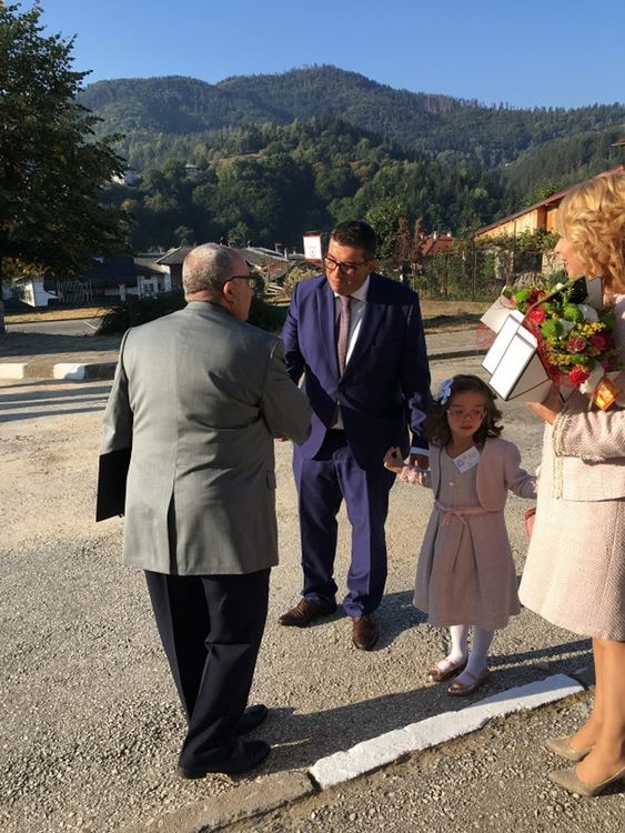 Областният управител откри учебната година в училището, в което дъщеря му е първокласничка