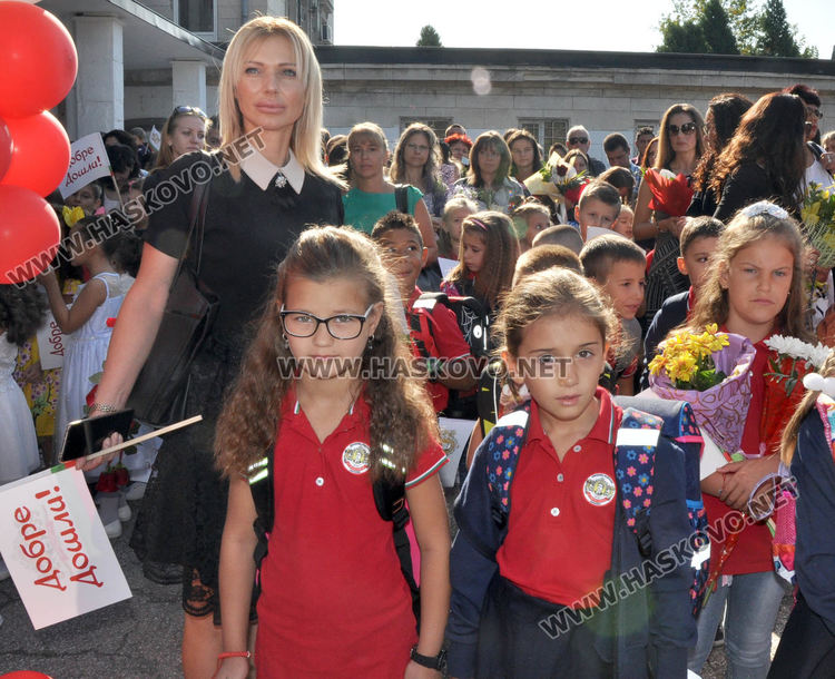 Учениците от "Васил Левски" започнаха учебна година с нови униформи