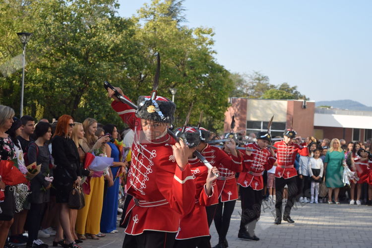Две елитни училища в Кърджали с общо тържество за първия учебен ден, 1310 ученици прекрачиха школския праг