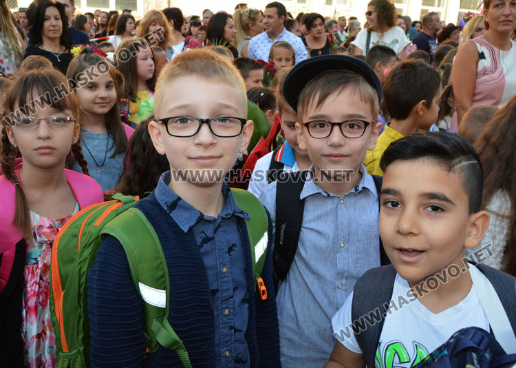 ОУ „Ив.Рилски“ посрещна 154 първолаци на 150-ата си годишнина