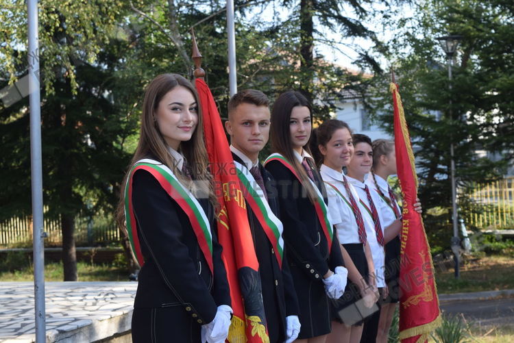 Две елитни училища в Кърджали с общо тържество за първия учебен ден, 1310 ученици прекрачиха школския праг