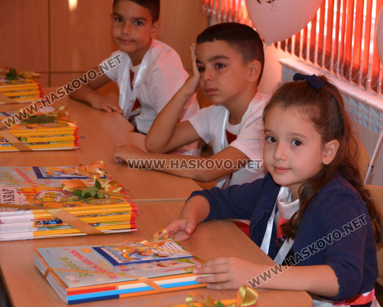 ОУ „Ив.Рилски“ посрещна 154 първолаци на 150-ата си годишнина