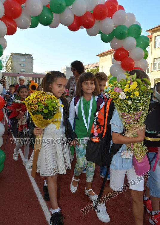 ОУ „Ив.Рилски“ посрещна 154 първолаци на 150-ата си годишнина