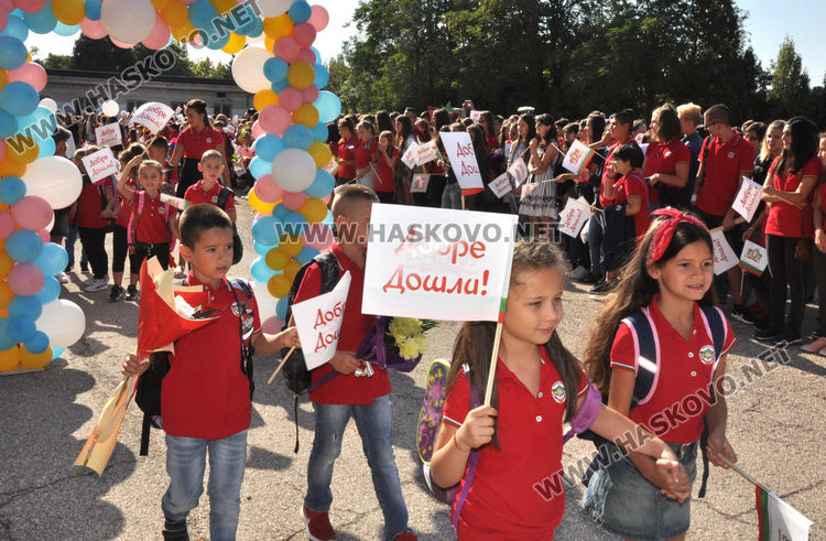 Учениците от "Васил Левски" започнаха учебна година с нови униформи