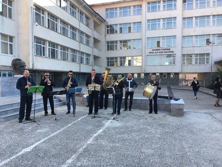 Областният управител откри учебната година в училището, в което дъщеря му е първокласничка