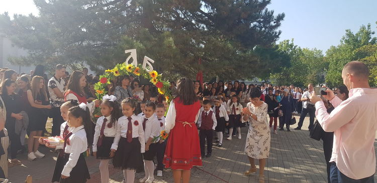 С много цветя и вълнение започна новата учебна година в община Момчилград