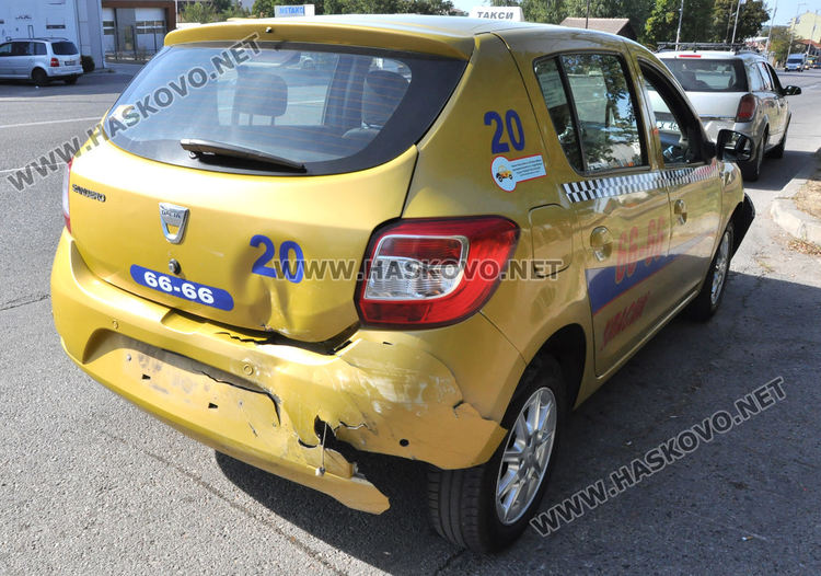 Шофьор на Дачия причини верижна катастрофа на Кърджалийска