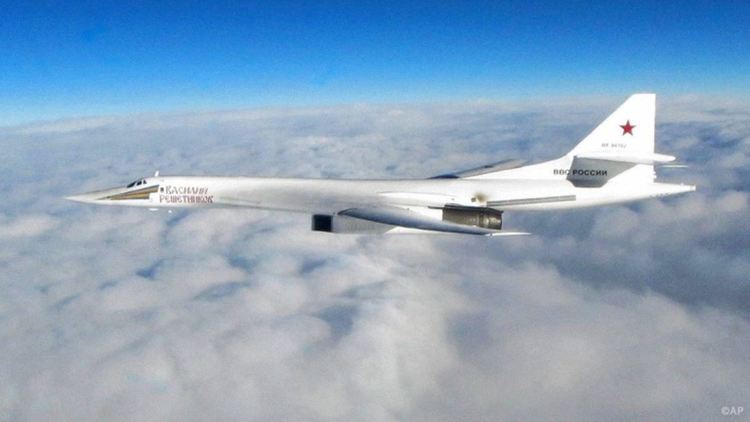 Русия пусна видео на Ту-160, придружаван от самолети на НАТО