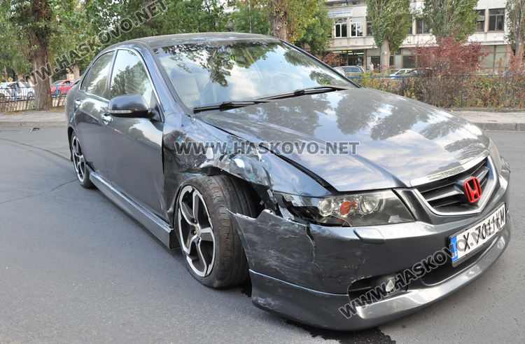 Шофьорка на Мерцедес се заби в Хонда на кръстовището до „Лебеда“