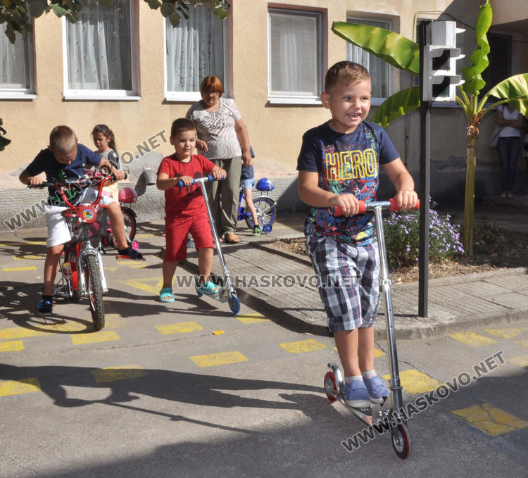 Деца от „Осми март“ караха колела и тротинетки в Седмицата на мобилността